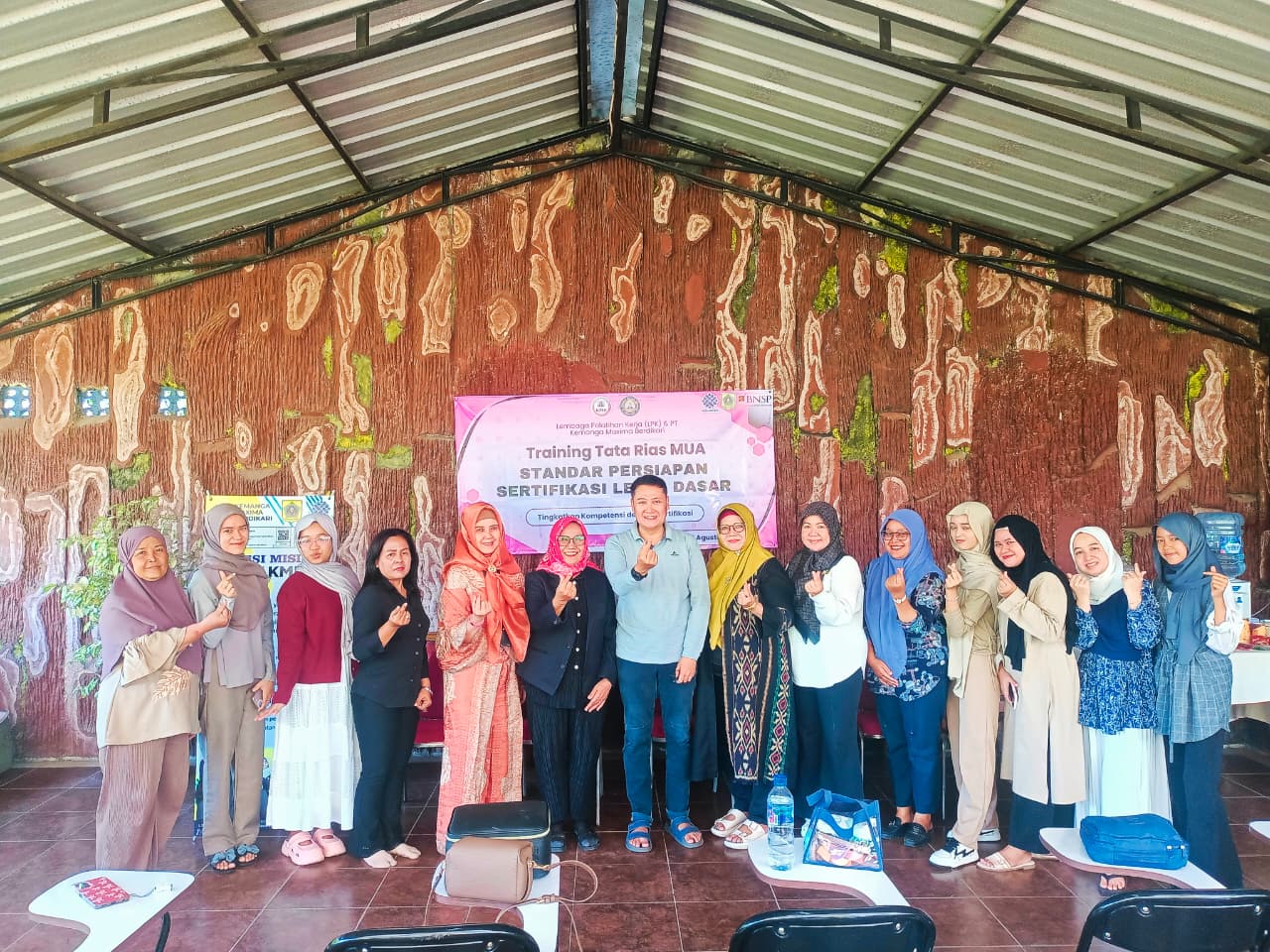 Lulusan Program Tata Rias KMB